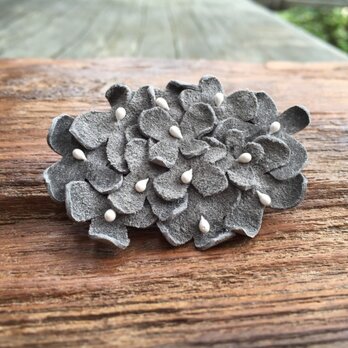 革花のブローチピン(花芯つき)  タマゴサイズ  グレーaの画像