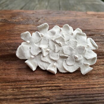 革花のブローチピン(花芯つき)  タマゴサイズ  白の画像