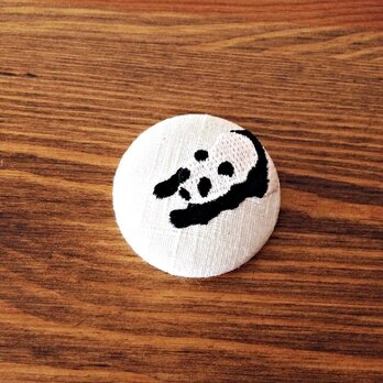 刺繍ボタンブローチ　「パンダ」の画像
