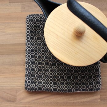 手織り布のポットマット (Black flower)