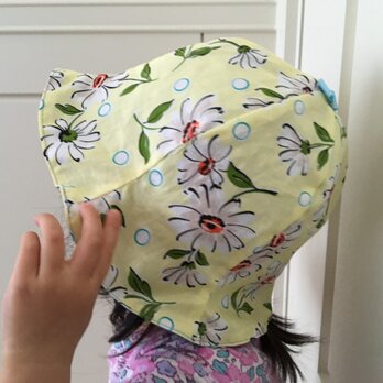 パッと華やぐマーガレット夏色リバーシブルベビー帽子の画像
