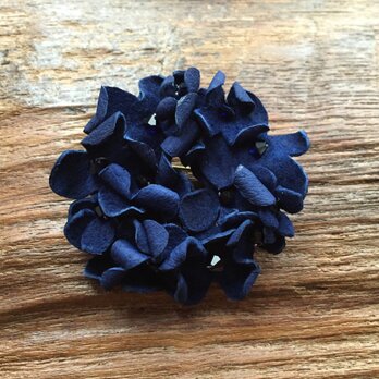 革花のドーナツブローチ(スワロフスキービーズ) 紺の画像