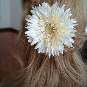送料無料　ミルク色のガーベラの髪飾り　No0045の画像