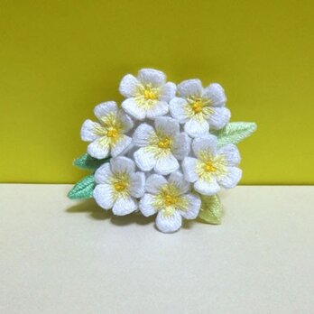 手刺繍ブローチ＊白花の画像