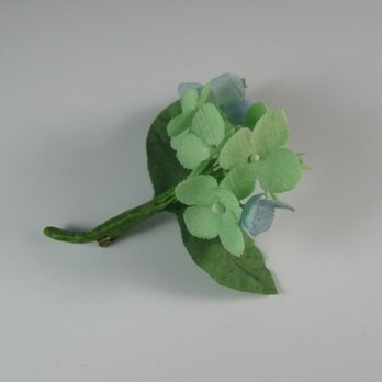手染め布花 緑・グリーンと青いアジサイ(紫陽花)のコサージュの画像