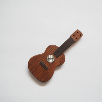 楽器と同じ材料で制作したukuleleブローチ ペンダント　アバロン貝ver10の画像