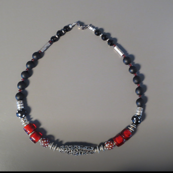 アンティークトンボ玉ネックレス　赤×黒×シルバーの画像