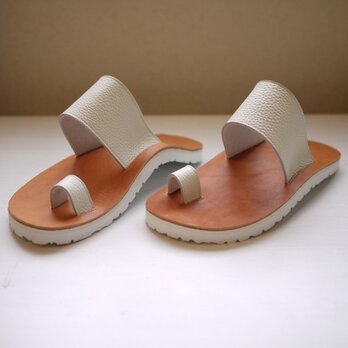 土踏まずにフィットする白いソールの夏サンダル（しろ）