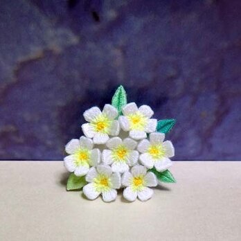 手刺繍ブローチ＊白花2の画像