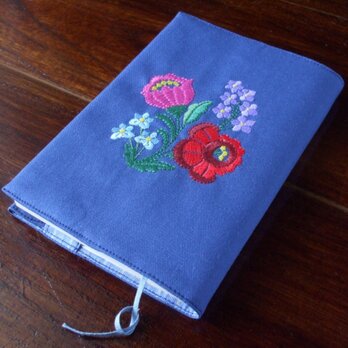多色花刺繍の文庫本ブックカバー　青の画像