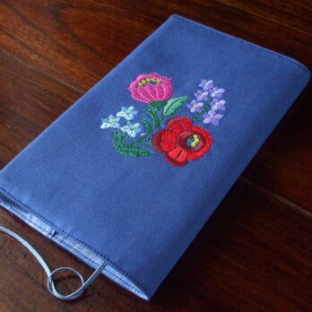多色花刺繍の新書ブックカバー　青の画像