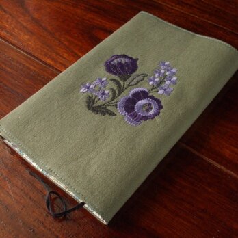 紫花刺繍の新書ブックカバー　グリーンの画像