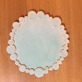 淡いグリーンブルーの丸まるお皿の画像