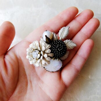 【SOLD】ポンポン菊と淡水パールのつぼみブローチの画像
