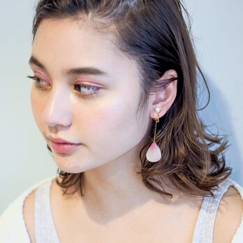 恋する花びら ピアス / イヤリング (パール)の画像
