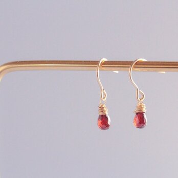 red mini earringsの画像