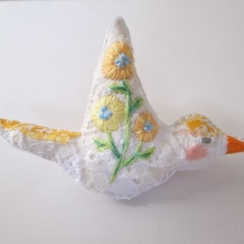 小鳥のブローチ　花刺繍イエロー　よこの画像