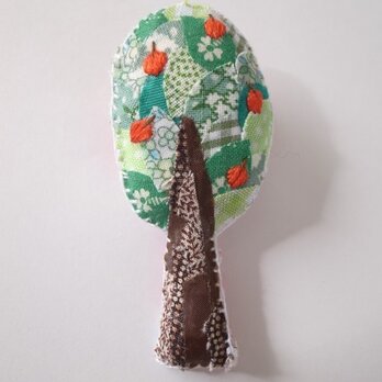 樹のブローチ　りんご刺繍の画像