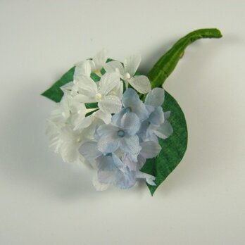 手染め布花 白いと青い・プルーのアジサイ(紫陽花)のコサージュの画像