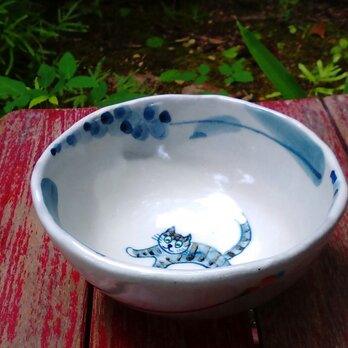 青い花とシマシマ猫の御飯茶碗の画像