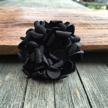 革花のドーナツブローチ(スワロフスキービーズ) ブラックの画像