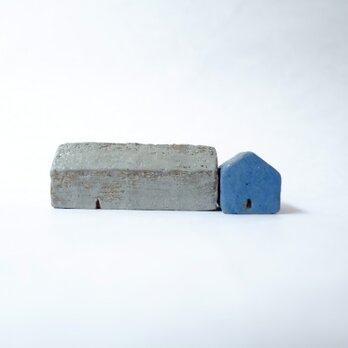 青とグレーの家の画像