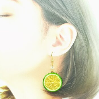 ライム（両面細工）小サイズ☆リアルな食品サンプルのフルーツピアス