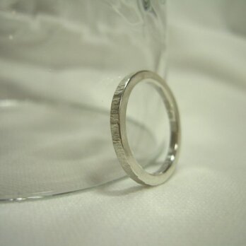 銀の細めの鎚目の指輪　Ｒ-80の画像