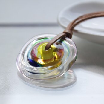 蜻蛉玉の革紐ネックレス〈波紋／虹色〉の画像