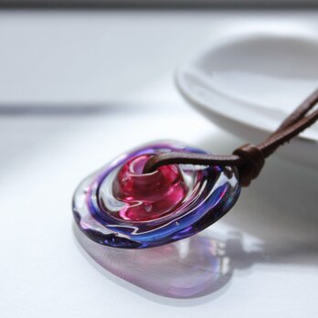 蜻蛉玉の革紐ネックレス〈波紋／赤紫〉の画像