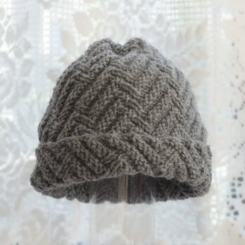 毛１００％　ななめ編みのニット帽子（濃いグレー・模様入り）の画像