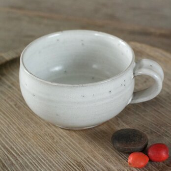 白い陶器のスープカップの画像