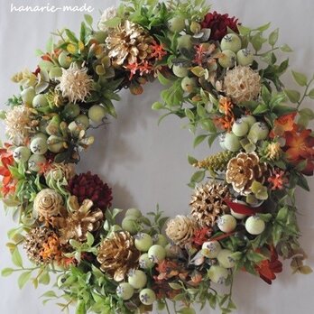 orange hydrangea & nuts wreathの画像