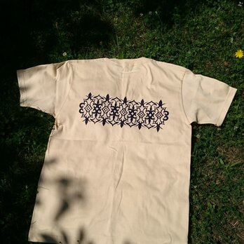 【受注製作】 アイヌ アレンジ柄 バックプリント メンズ Tシャツ ナチュラルカラー S・M・Lサイズ ペアルックとしてもの画像