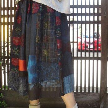 着物リメイクスカート☆紺色紬中心にパッチ＆パッチ☆秋のご旅行に…ブーツに似合う７３㎝丈の画像