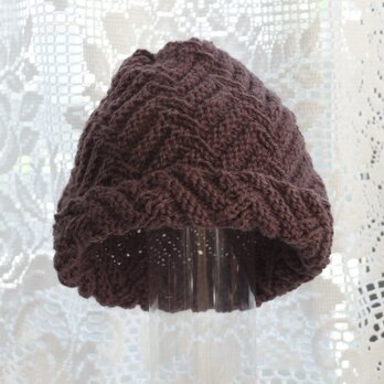 毛１００％　ななめ編みのニット帽子（茶色・模様入り）の画像