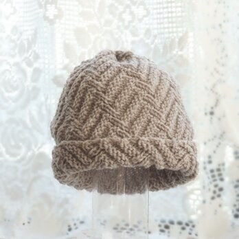 毛１００％　ななめ編みのニット帽子（ベージュ・模様入り）の画像