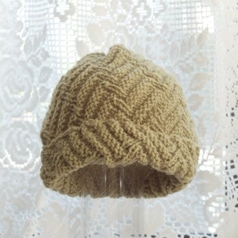 毛１００％　ななめ編みのニット帽子（薄い抹茶色・模様入り）の画像