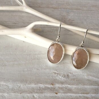 ファンシーカラーサファイアのピアス（ライトオレンジ）