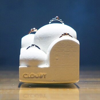 小さな雲の指輪スタンド。 “CLOUDY”(クラウディ) ホワイトの画像