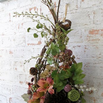 ダリアとコスモスのゆらゆら籠アレンジ