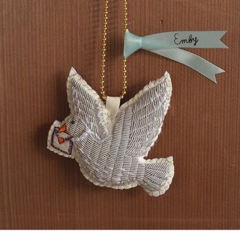 手刺繍チャーム "喜びのはと"