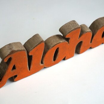 「aloha」木製オブジェ（オレンジ）の画像