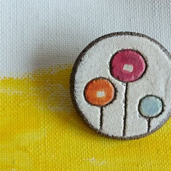 陶ブローチ　はな