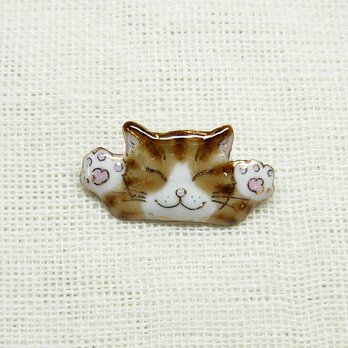 ねこ（バンザイ茶トラ 2016 )の七宝焼ミニブローチ【受注制作】の画像