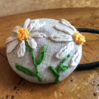 刺しゅう　リネンくるみボタンへアゴム　しろ2