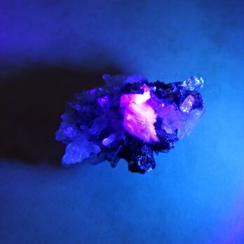 ピンクカルサイト　クォーツ（水晶）パイライト＆ヘマタイト母岩付　クラスター結晶　中国産　71.3g　鉱物の画像