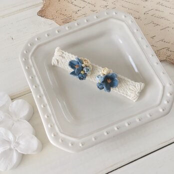 染め花の小花と蕾のピアスA(ブルー)の画像