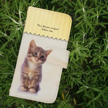 全機種対応 手帳型 スマホケース iPhoneXs iPhone9 猫 kitten sits 座る子猫の画像