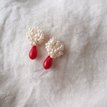 送料無料  シードパールと赤珊瑚の刺繍ピアス